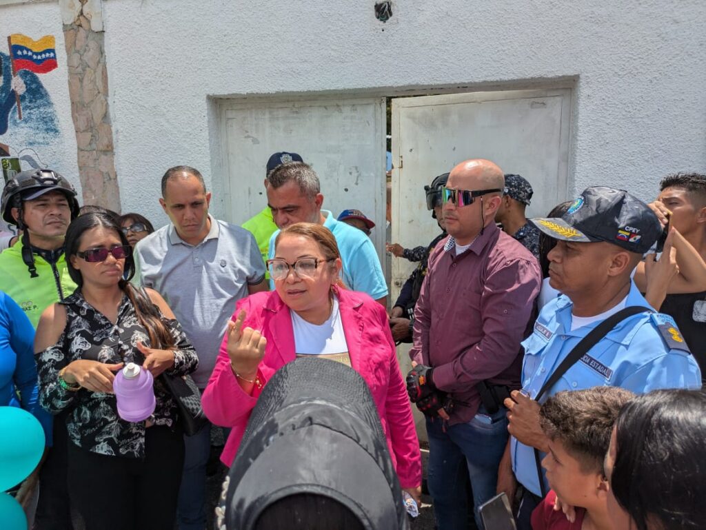 Lenyis Martínez, directora del Centro de Desarrollo para la Calidad Educativa y secretaria general de Gobierno habló en representación de las autoridades