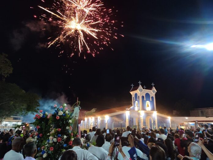 Muchos devotos acudieron a acompañar a San Rafael en su día Muchos devotos acudieron a acompañar a San Rafael en su día