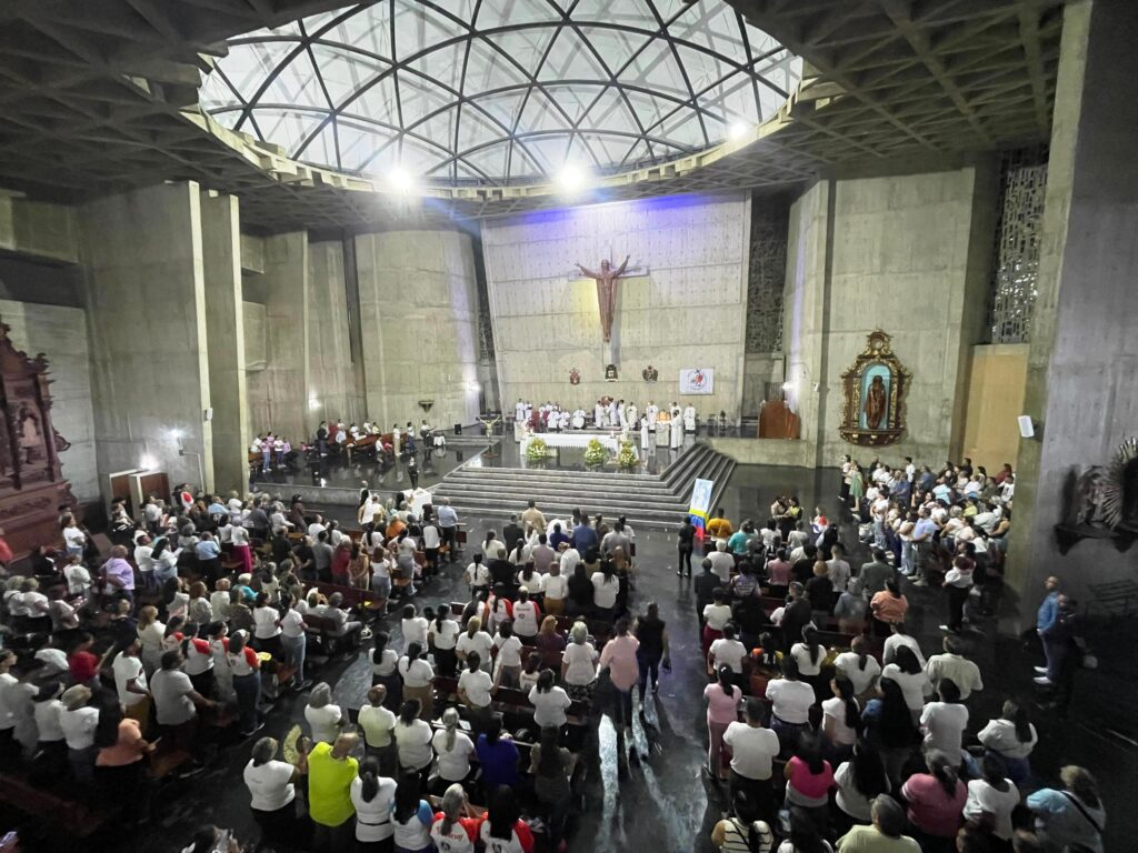 La imponente Catedral de San Felipe estuvo llena de feligreses emocionados
