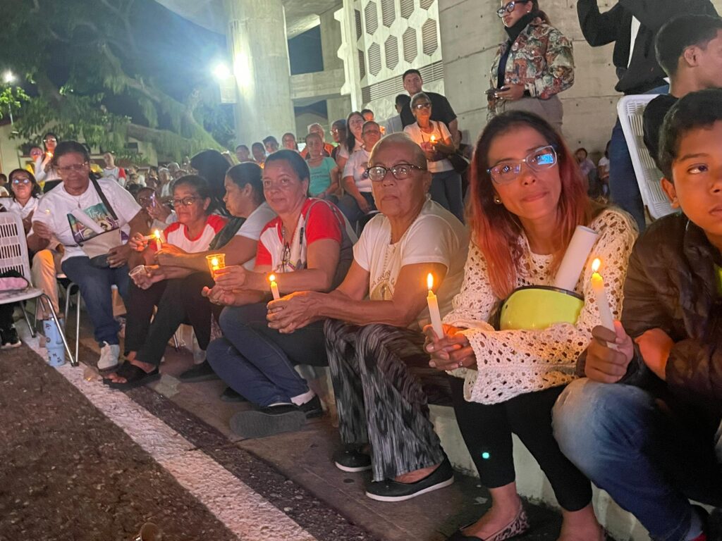 Los devotos prendieron velas durante la ceremonia