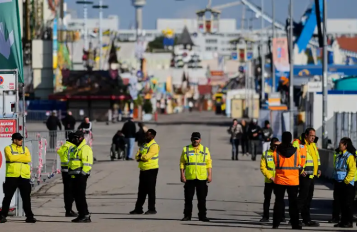 Personal de seguridad bloquea el acceso al Oktoberfest en Múnic