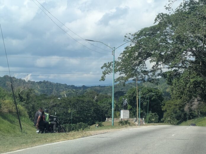 Se trasladan con más de un pasajero y sin el casco protector Se trasladan con más de un pasajero y sin el casco protector