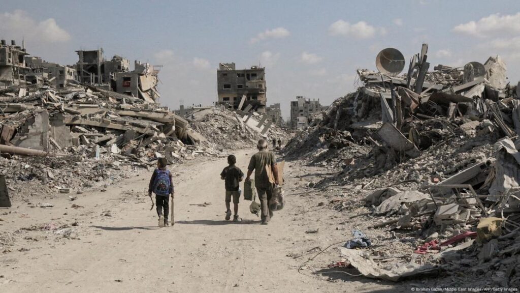 Según la Sanidad gazatí, entre los muertos habría personas que intentaban llegar a sus casas, tras ser desplazadas por los ataques de Israel durante la guerra