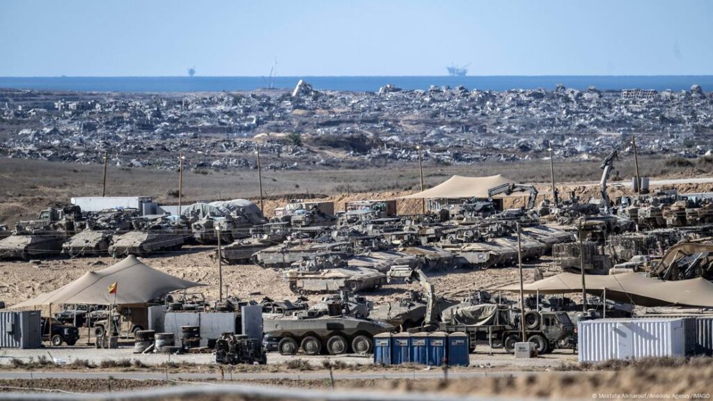 Tanques y vehículos militares israelíes en la frontera de Gaza tras el alto al fuego