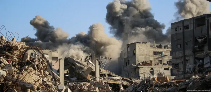 Un edificio en el campamento de Bureij para refugiados palestinos es alcanzado por uno de los ataques israelíes en Gaza, luego de que Israel acusara a Hamás de violar el alto al fuego