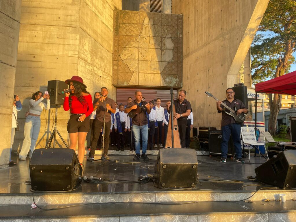 Anyeli Escalona, acompañada del Ensamble Icey, deleitó a todos con su potente voz