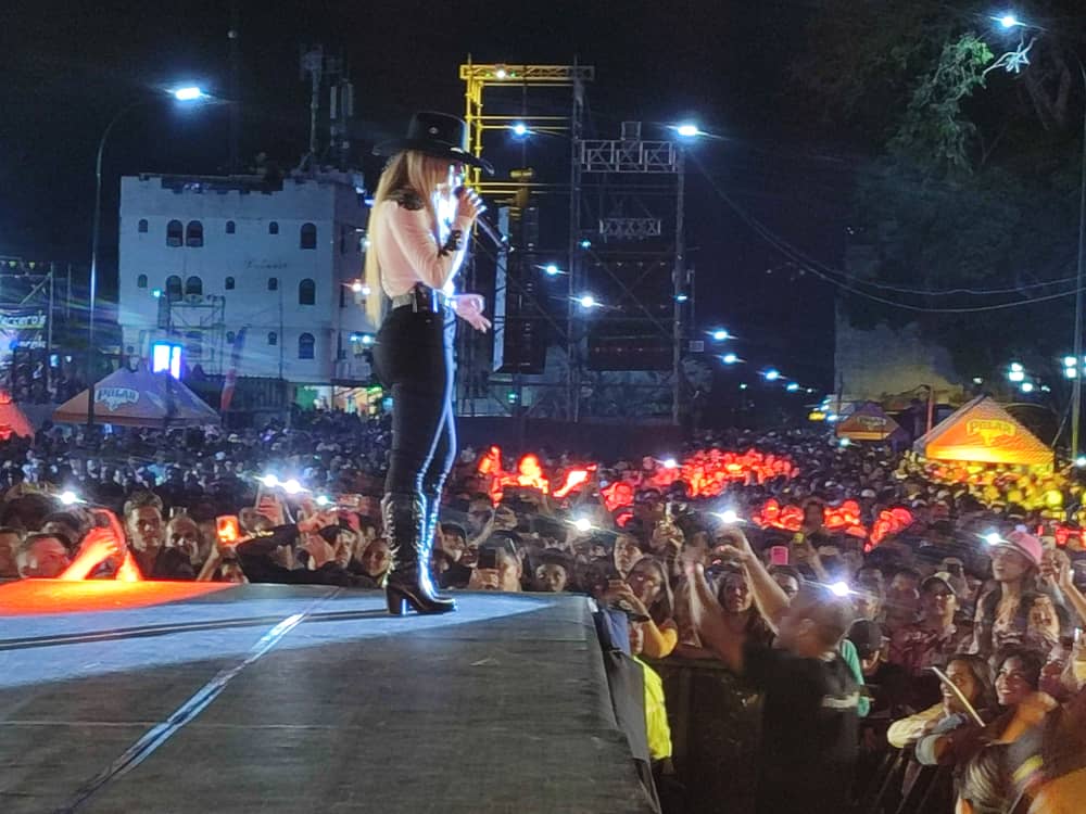 Yenifer Mora conquistó al público con sus interpretaciones