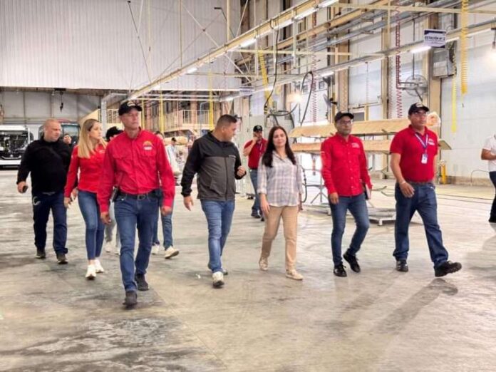 Las autoridades realizaron un recorrido técnico por la planta Yutong de Yaracuy con más de 20 fabricantes nacionales