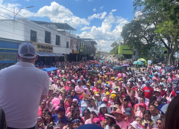el gobernador Intoci se dirigió a los presentes desde a Plaza Sucre El gobernador Intoci se dirigió a los presentes desde a Plaza Sucre