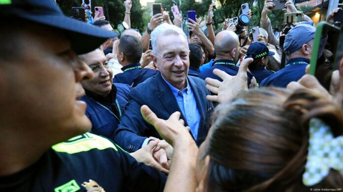 Uribe saluda a sus simpatizantes tras ser liberado de su arresto domiciliario en Sabaneta, Antioquia en agosto de este año