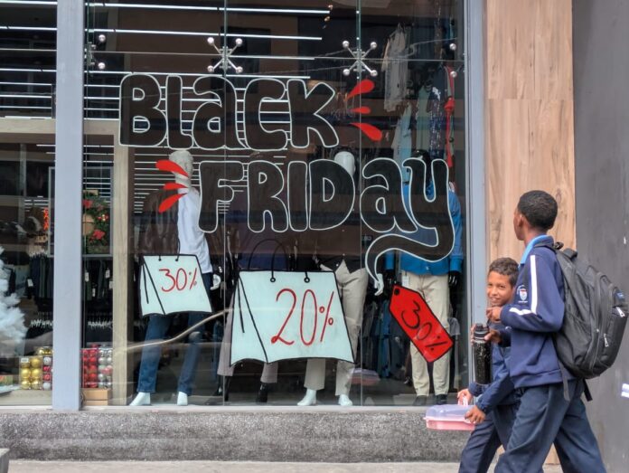 En lo negocios están ofreciendo descuentos de 20, 30 y hasta 50%, aproximadamente, cada quien se ajustó a sus posibilidades.