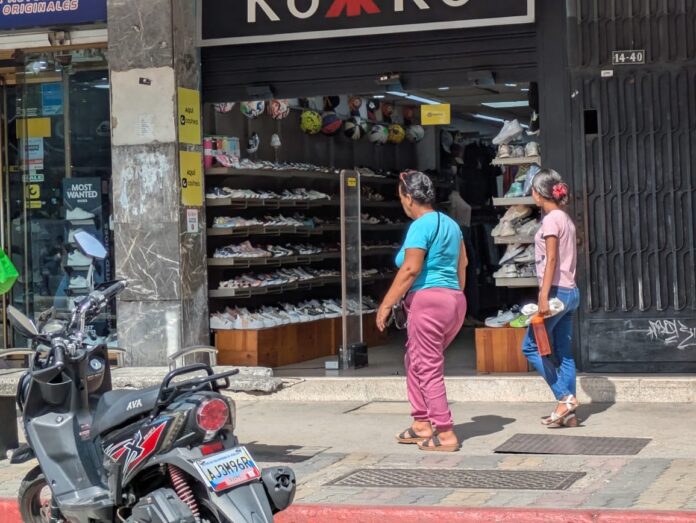 Vendedores y propietarios de establecimientos consultados en el área metropolitana dijeron que se unirán a esta tendencia para ver si logran estimular las compras