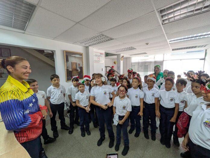 Los pequeños interpretaron varios temas como Navidad, Parranda Parranda y también un mosaico navideño
