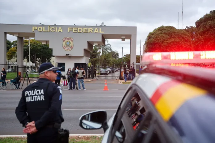 Bolsonaro fue conducido el sábado a la sede de la policía federal en Brasilia. Sus abogados habían pedido al tribunal que le permitiera cumplir su condena en casa por motivos de salud