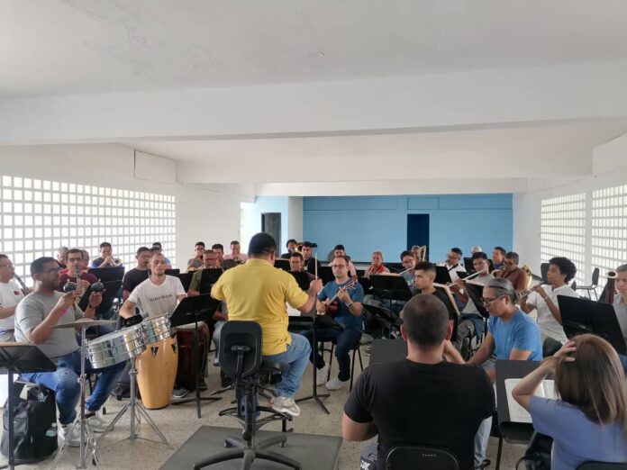 La banda estará dirigida por el maestro Darwin James