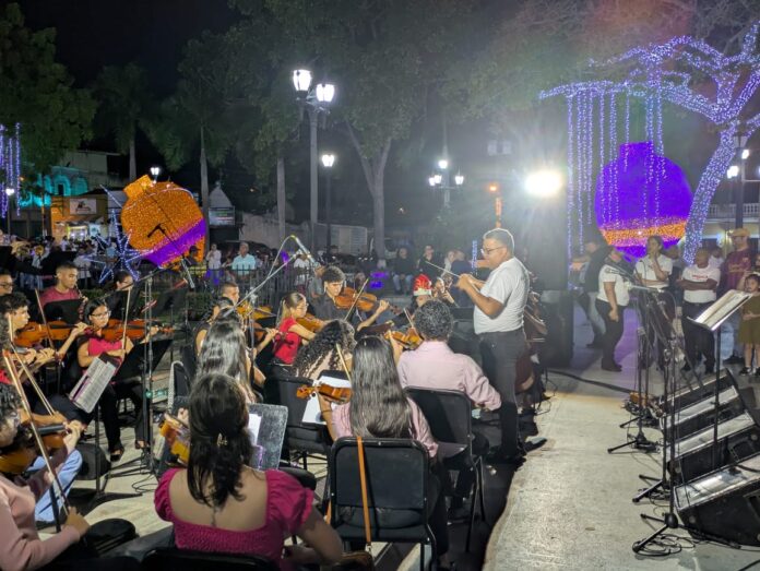 La Filarmónica de Yaracuy, junto al ensamble tradicional Icey, sorprendieron a los sanfelipeños en la Plaza Bolívar con un emotivo concierto navideño