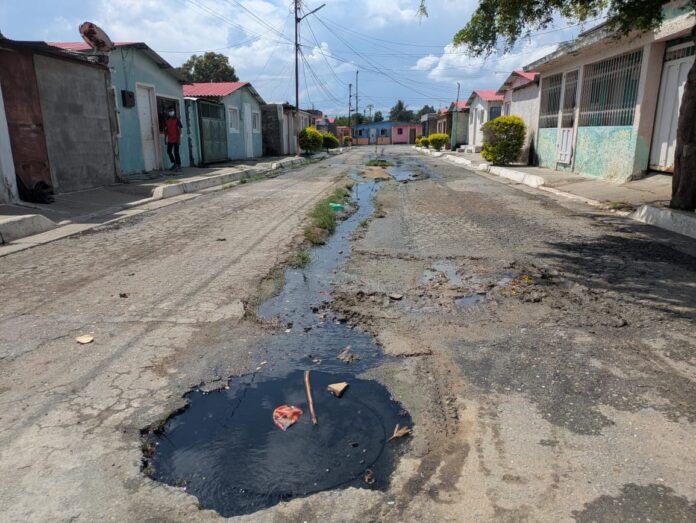 Dijeron que el agua sucia recorre la calle principal y zonas adyacentes