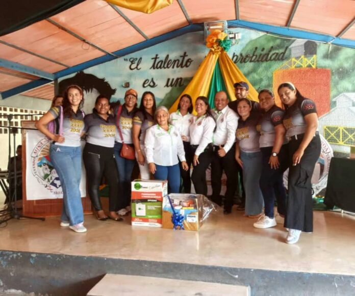 Uno de los platos fuertes de la celebración fue el I Encuentro de Egresados, el cual unió a promociones de diferentes años