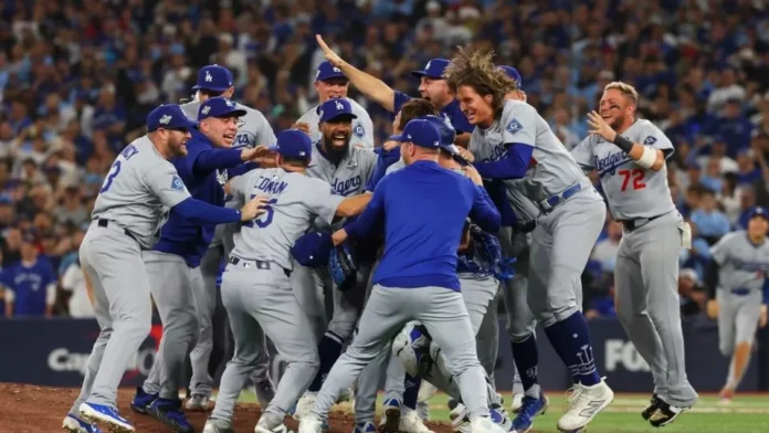 Los Dodgers de Los Ángeles celebran el último out del Juego 7 de la serie Mundial