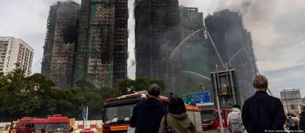 El incendio declarado en siete edificios de un complejo residencial de Hong Kong deja ya 65 fallecidos