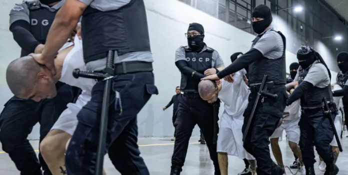 Llegada de supuestos integrantes del Tren de Aragua y la MS-13 al penal del CECOT, en El Salvador, tras ser deportados por EE UU, en marzo de 2025