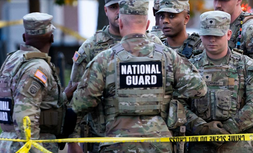 Un hombre afgano tiroteó presuntamente a soldados de la Guardia Nacional de Estados Unidos el 26.11.2025, y una mujer soldado falleció por los disparos