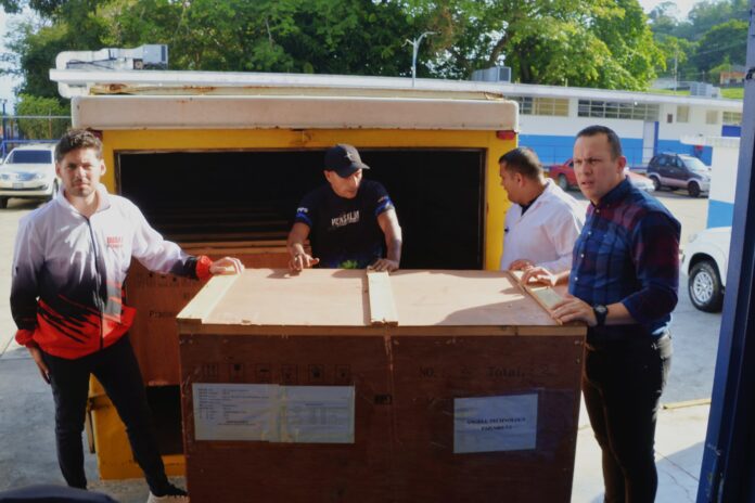 El gobernador de Yaracuy Leonardo Intoci recibió el nuevo equipo de rayos X