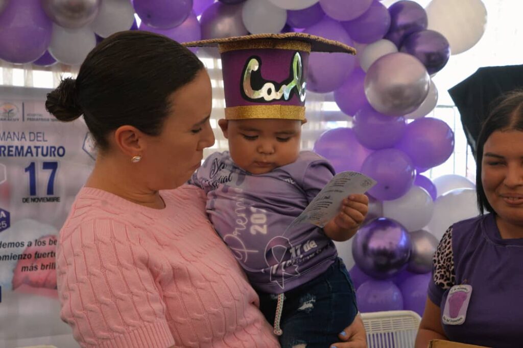 En la actividad se entregó un certificado a cada niño que ha pasado por la unidad y un pequeño obsequio por parte de la primera dama