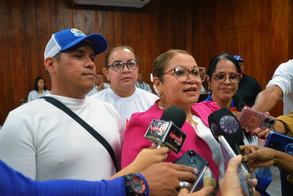 La secretaria General de Gobierno Lenyis Martínez, junto al secretario de Comunicación e Información Amado Utrera y la secretaria del Poder Comunal y Protección Social Daysis Cañizález