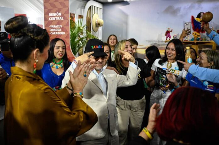 El gobernador de Carabobo Rafael Lacava y demás autoridades visitaron el stand de Yaracuy