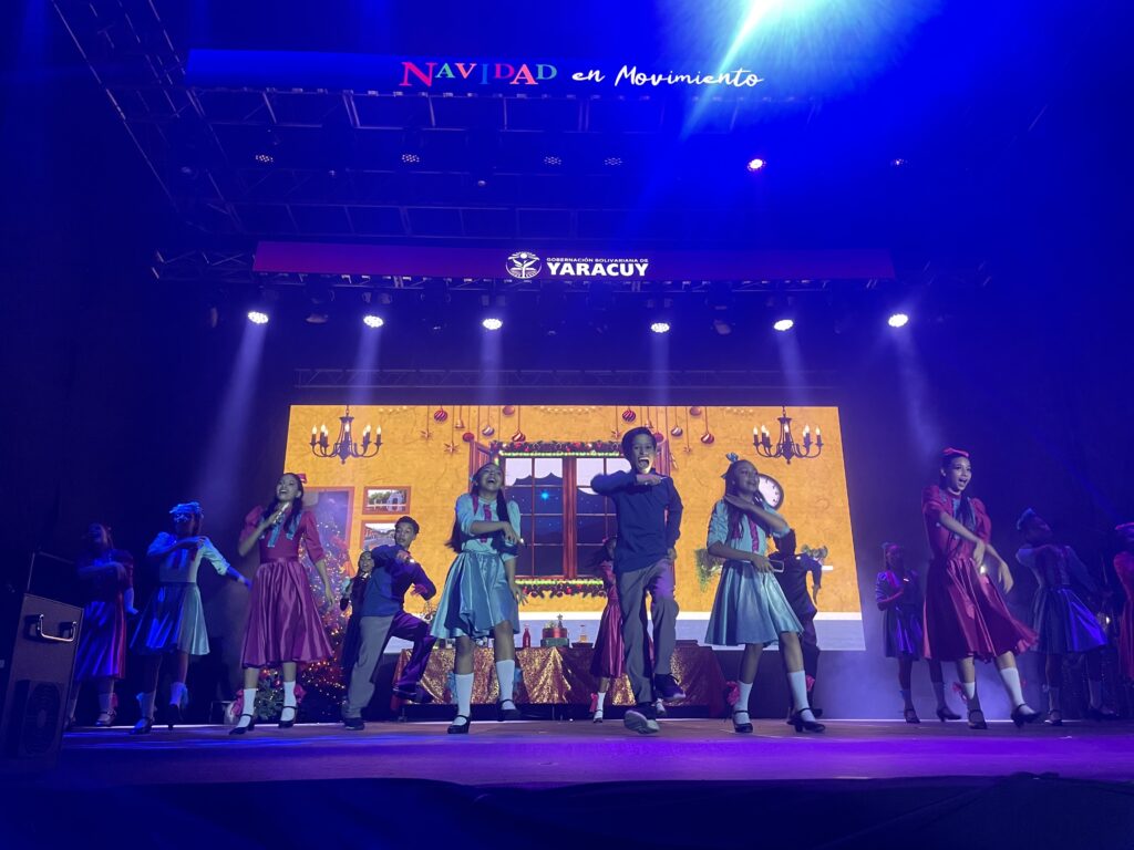 El grupo Etnia deslumbró con una hermosa puesta en escena que hizo reflexionar sobre el rescate de nuestras tradiciones