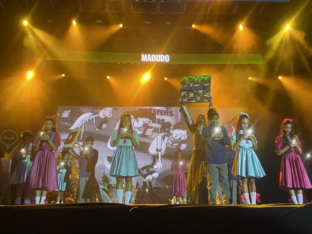 Menos pantallas y más juegos tradicionales es el concepto de la Navidad este año, y lo que se transmitió en el musical