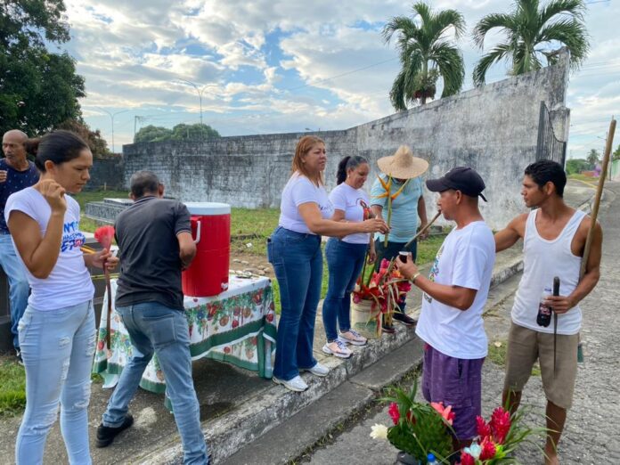 Los deudos recibieron flores, velas, hidratación y refrigerio