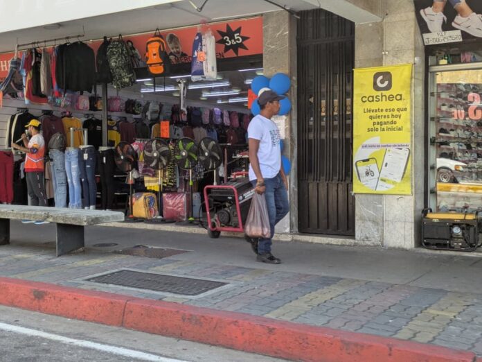 Comerciante que no tiene planta eléctrica tiene que cerrar. Para quienes sí tienen, surtir gasoil es difícil