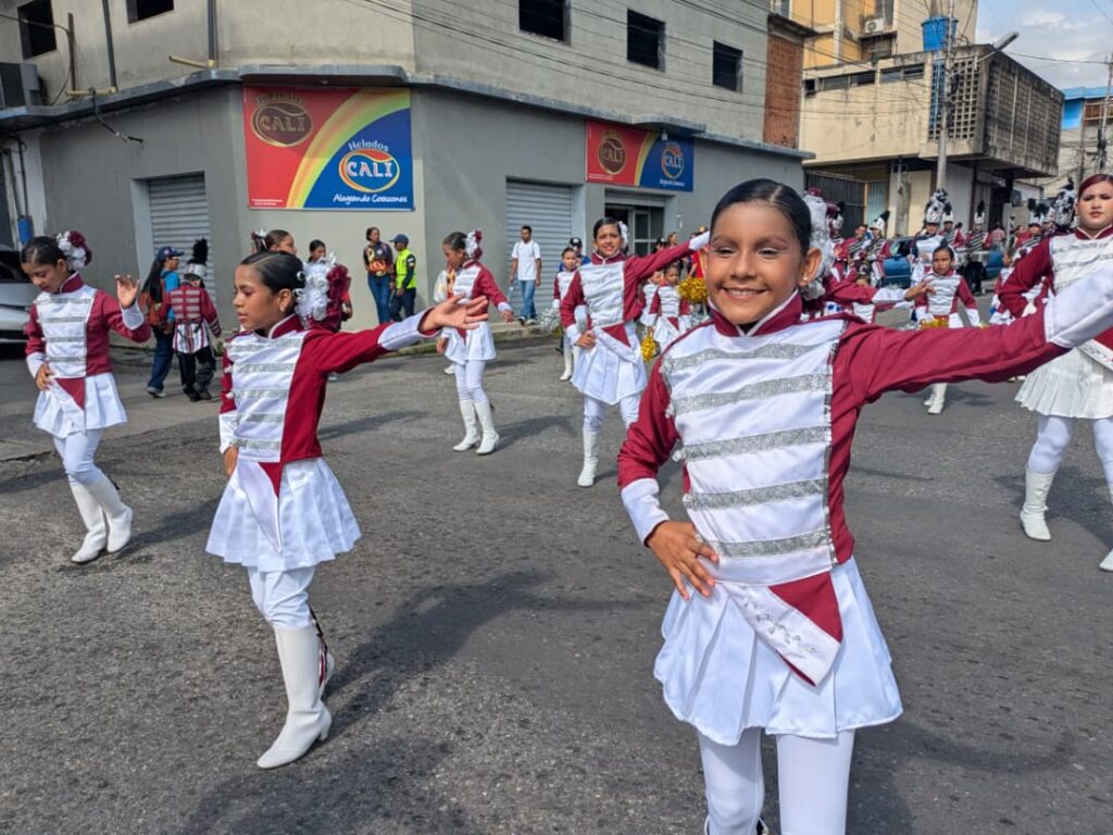 Diferentes bandas show pusieron ritmo a la caminata