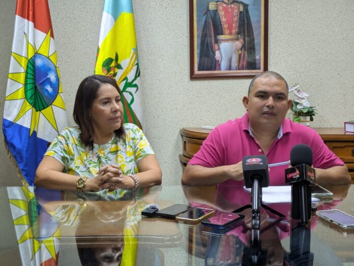 El alcalde del municipio Cocorote, Pedro Bolaños, acompañado de su esposa Rosa María Garrido, dio la información