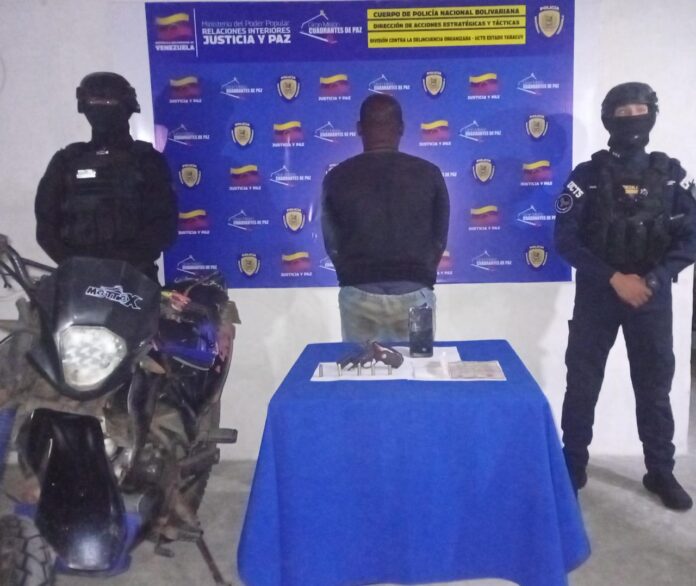 Al hombre se le retuvo una moto, un revólver calibre 38 con cartuchos y 500 dólares americanos, dinero que había sido entregado al sujeto por la víctima de la extorsión