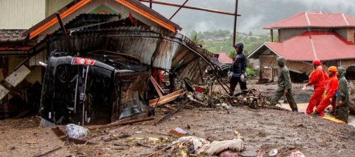 Rescatistas trabajan durante una operación en un área afectada en Malalak, región de Agam, provincia de Sumatra Occidental, Indonesia