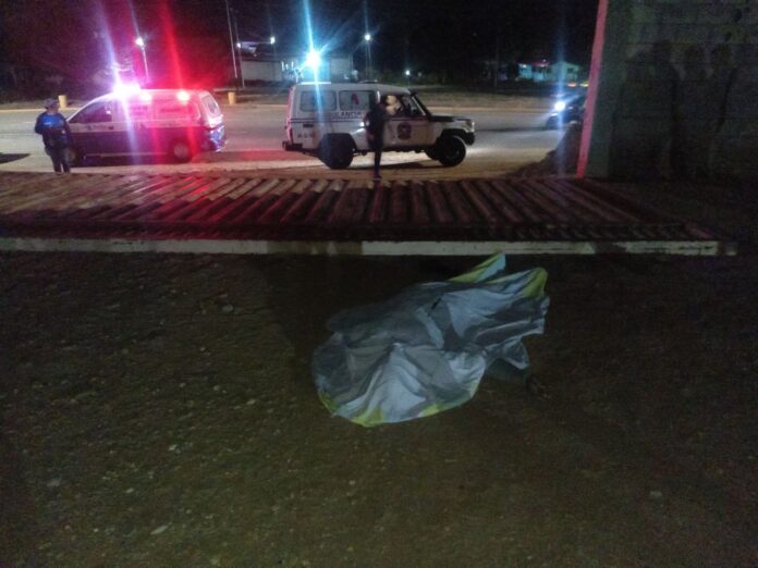 Vecinos de la comunidad intentaron auxiliar al hombre, pero falleció de manera instantánea