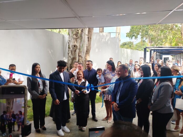Momento en el que se dejó formalmente reinaugurado el IUTA JHS