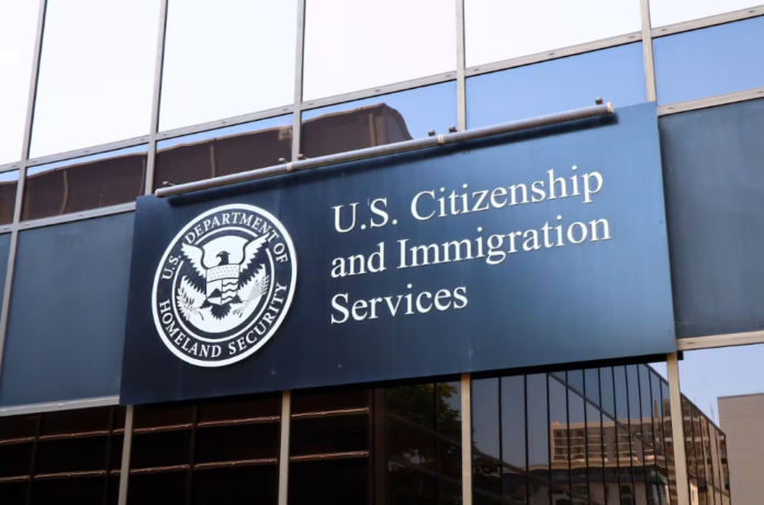 Estados Unidos suspendió solicitudes de inmigración (ciudadanía y 