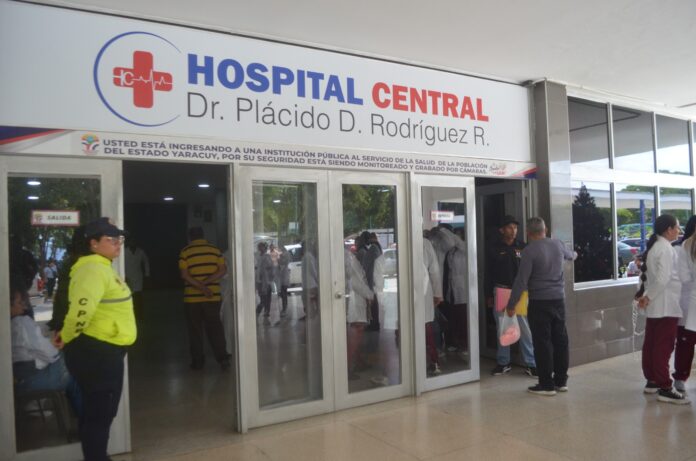 Funcionarios del Cuerpo de Bomberos los trasladaron hasta el Hospital Central de San Felipe donde se mantienen bajo vigilancia médica.