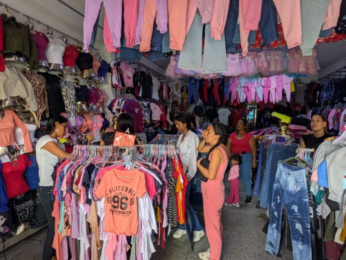 Dueños y encargados de negocios señalaron que los clientes han ido comprando poco a poco