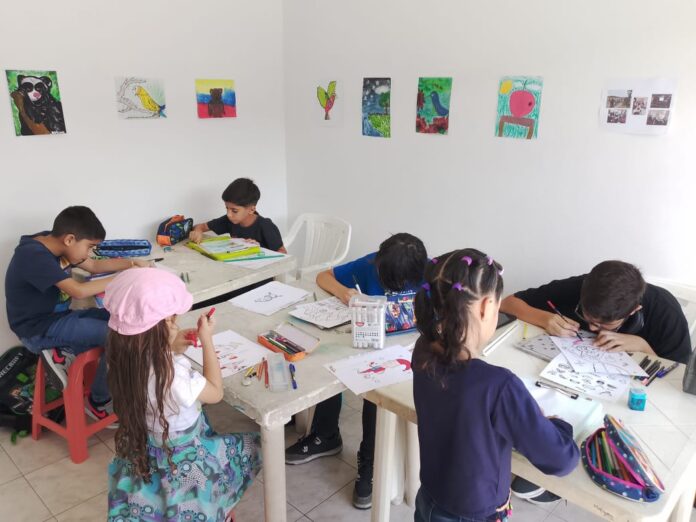 Todos estos jóvenes y adultos forman parte de la Asociación Civil Expresión Visual, organización que se ha enfocado en promover el arte como herramienta de expresión, identidad y encuentro entre culturas.