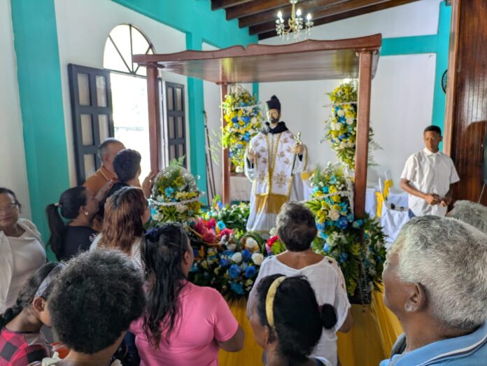 Muchos se acercaron para agradecerle al santo patrono de la parroquia