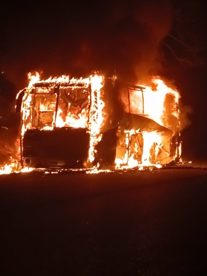 Funcionarios del Cuerpo de Bomberos y Protección Civil (PC) atendieron la contingencia, junto a los uniformados de la Policía Nacional Bolivariana (PNB) y Policía estatal.