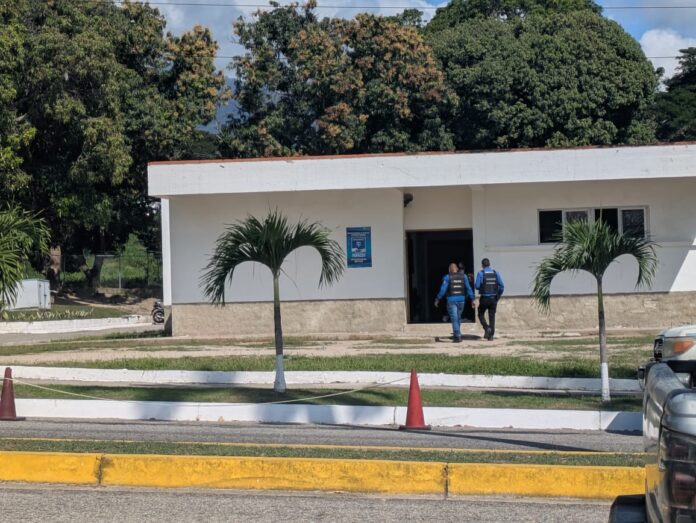 El cadáver ingresó la mañana de este jueves al Servicio Nacional de Medicinas y Ciencias Forenses (SENAMECF) para realizar la autopsia