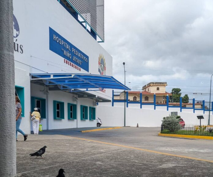 El pequeño fue atendido de inmediato por los médicos, pero lamentablemente no resistió