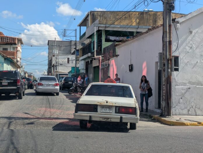 Usuarios esperan las unidades en cualquier esquina