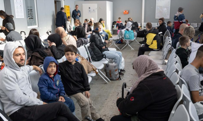Hombres, mujeres y niños en un centro de primera acogida de migrantes en Gießen, Alemania